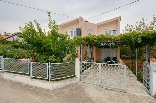 Holiday house with a parking space Kastel Stafilic, Kastela - 23408