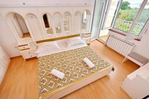 Giường trong phòng chung tại Holiday house with a parking space Kastel Stafilic, Kastela - 23408