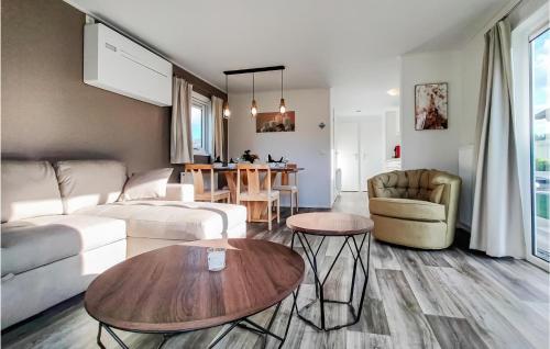 Χώρος καθιστικού στο 2 Bedroom Amazing Home In Giethoorn