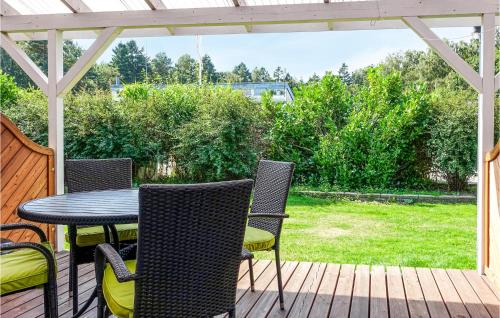 Zahrada ubytování Stunning Apartment In Nexø With Sauna