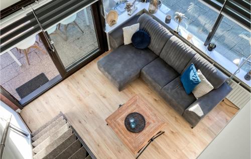 Stavenisseにある3 Bedroom Gorgeous Home In Stavenisseのソファ付きのリビングルームのオーバーヘッドビュー