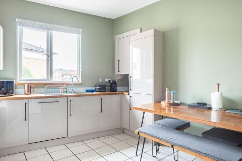 Η κουζίνα ή μικρή κουζίνα στο Harbourside Haven - Stylish Retreat in Hotwell - Free Parking