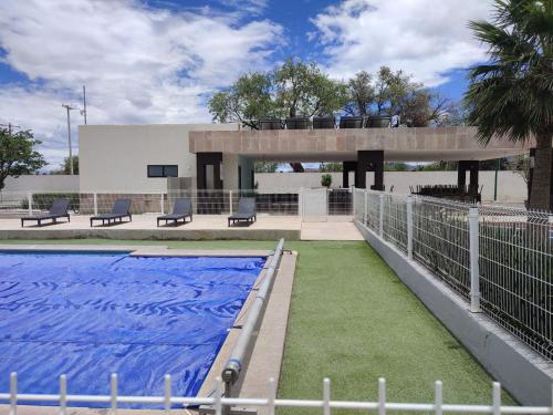 a large swimming pool with a building in the background at Casa confort nueva Cerca de outlets y Hospital Regional in Santa Gertrudis