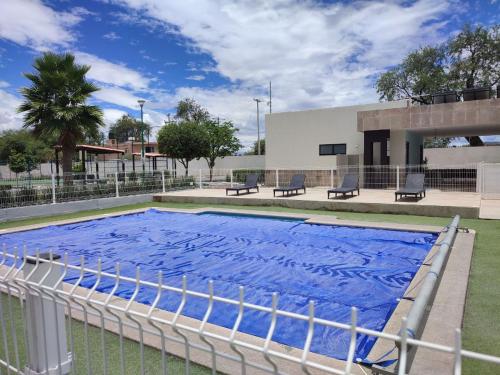 a large swimming pool in front of a building at Casa confort nueva Cerca de outlets y Hospital Regional in Santa Gertrudis