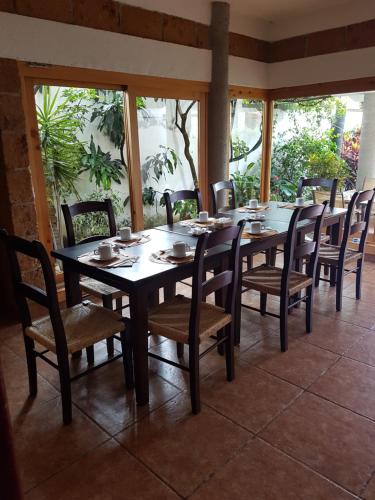 a dining room with a table and chairs at hotel quinta real las palmas malinalco in Malinalco