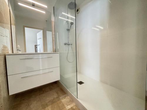 une salle de bain avec une douche avec une porte vitrée dans l'établissement Appartement 2 étoiles avec balcon-terrasse, 1 chambre, parking, près de la mer - FR-1-197-491, à Les Sables-dʼOlonne