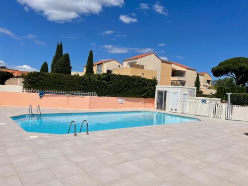 une piscine au milieu d'une cour dans l'établissement Appartement rénové avec jardin à 5 min de la plage - 4 pers, garage inclus - FR-1-309-392, à Argelès-sur-Mer