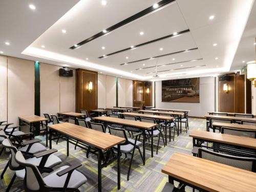 Un comedor con mesas y sillas de madera. en Nost algia S Hotel Beijing Liangxiang University Town 时光漫步S酒店北京良乡大学城广阳城地铁站店 Free fresh ground coffee,Free laundry service, en Beijing