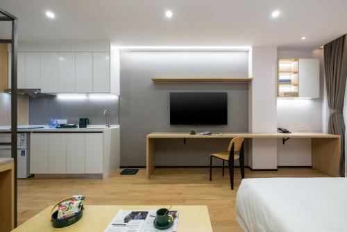Una televisión o centro de entretenimiento en Nost algia S Hotel Beijing Liangxiang University Town 时光漫步S酒店北京良乡大学城广阳城地铁站店 Free fresh ground coffee,Free laundry service
