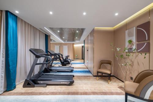 Gimnasio o instalaciones de fitness de Nost algia S Hotel Beijing Liangxiang University Town 时光漫步S酒店北京良乡大学城广阳城地铁站店 Free fresh ground coffee,Free laundry service