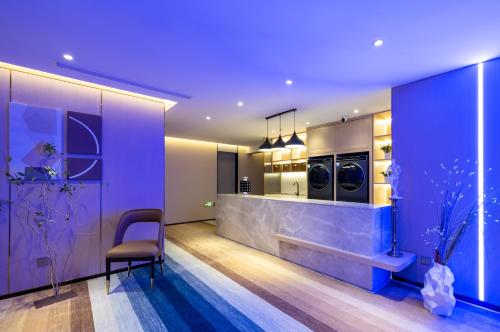 Imagen de la galería de Nost algia S Hotel Beijing Liangxiang University Town 时光漫步S酒店北京良乡大学城广阳城地铁站店 Free fresh ground coffee,Free laundry service, en Beijing