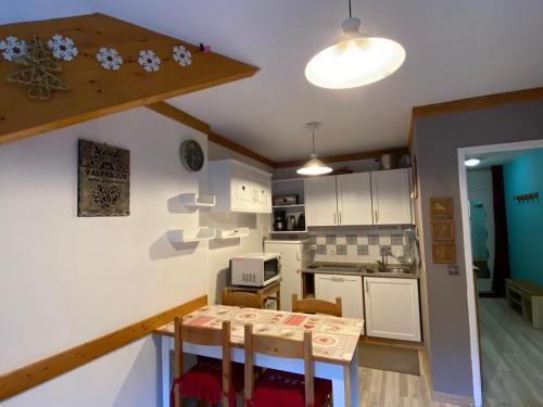 Appartement 3 pièces 6 personnes, accès direct pistes, proche télécabine et commerces - FR-1-265-198