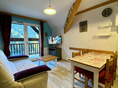 un salon avec un canapé et une table dans l'établissement Appartement 3 pièces 6 personnes, accès direct pistes, proche télécabine et commerces - FR-1-265-198, à Modane
