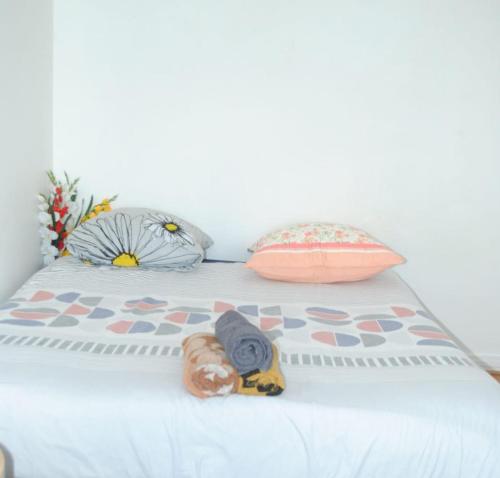 un lit avec des oreillers et une couverture dessus dans l'établissement Family-friendly First-class Appartment, Évry-Courcouronnes