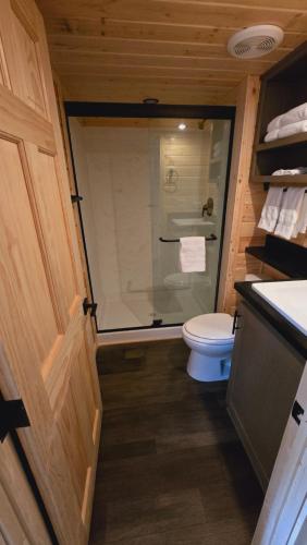 Un baño de Cozy Cabins By Forest View 2B