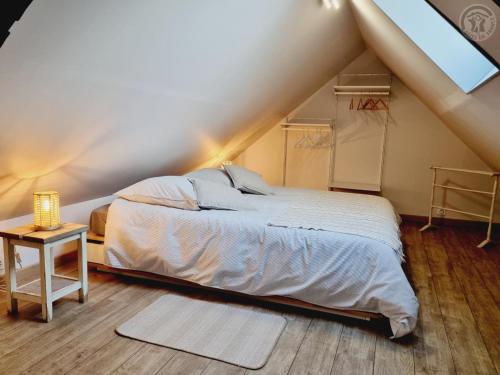 Un dormitorio con una cama en un ático en Charmante Maison 50 m² avec Terrasse et Parking - Tout Inclus, Proche Cambrai et Activités Nautiques - FR-1-510-202, en Iwuy