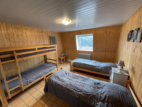 a room with two bunk beds in a cabin at Appartement 2 chambres proche pistes avec balcon et parking gratuit - FR-1-787-14 in Saint-Jacques-des-Blats