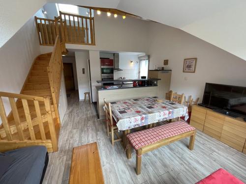 Appartement de Standing en Duplex avec WiFi, Parking et Proche Pistes - 3 Chambres, 2 Salles d'Eau - FR-1-787-6