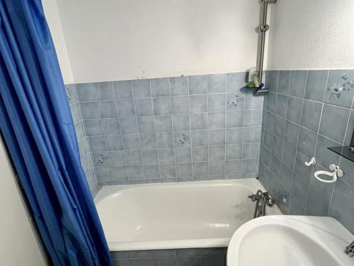 une salle de bain avec baignoire et toilettes dans l'établissement Studio cosy avec terrasse ensoleillée - FR-1-787-26, à Laveissière