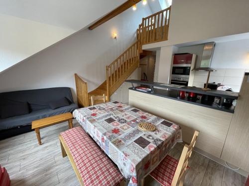 un petit salon avec une table et un canapé dans l'établissement Appartement de Standing en Duplex avec WiFi, Parking et Proche Pistes - 3 Chambres, 2 Salles d'Eau - FR-1-787-6, à Laveissière