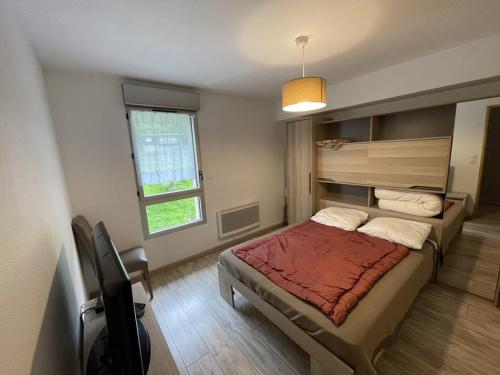 une chambre avec un lit et une fenêtre dans l'établissement Appartement de Standing en Duplex avec WiFi, Parking et Proche Pistes - 3 Chambres, 2 Salles d'Eau - FR-1-787-6, à Laveissière
