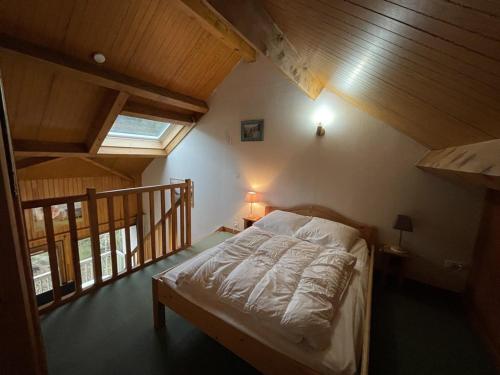 Postel nebo postele na pokoji v ubytování Duplex au Lioran avec balcon, proche pistes et commerces - FR-1-787-25