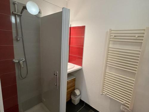 La petite salle de bains est pourvue d'une douche et d'un lavabo. dans l'établissement Appartement de Standing en Duplex avec WiFi, Parking et Proche Pistes - 3 Chambres, 2 Salles d'Eau - FR-1-787-6, à Laveissière