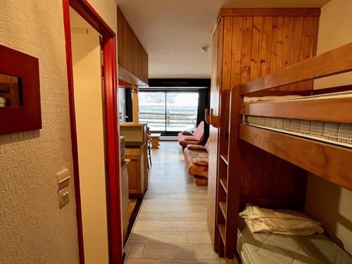 Cette chambre dispose d'un couloir avec des lits superposés. dans l'établissement Charmant studio au coeur de la station, balçon exposé, idéal pour 4 personnes - FR-1-787-7, à Laveissière