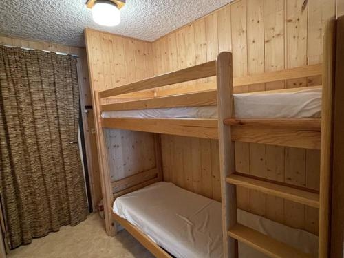 une chambre avec deux lits superposés dans une pièce dans l'établissement Studio agréable avec balcon SE, proximité pistes et commerces, 2é étage, animaux acceptés - FR-1-787-27, à Laveissière