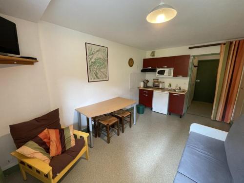 Il comprend un petit salon avec une table et une cuisine. dans l'établissement Studio cosy à Laveissière près des pistes, 2 lits superposés et lit rabattable, parfait pour l'hiver - FR-1-787-8, à Laveissière