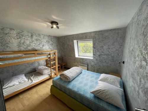 a bedroom with two bunk beds and a window at Appartement spacieux avec animaux admis et parking gratuit - FR-1-787-18 in Saint-Jacques-des-Blats
