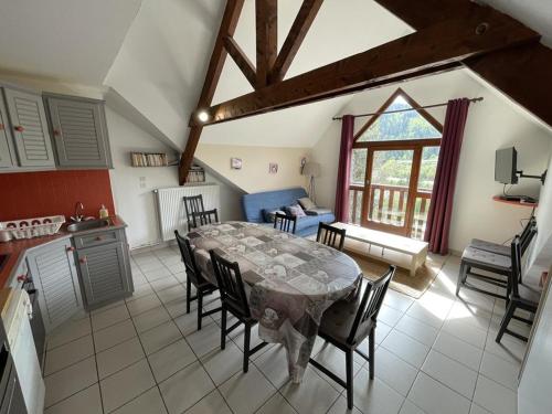 une cuisine et une salle à manger avec une table et des chaises dans l'établissement Chalet T3 près des pistes, 2 chambres, équipé, navette gratuite - FR-1-787-2, à Laveissière