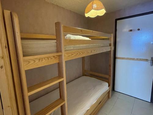 quelques lits superposés dans une chambre dans l'établissement Studio-cabine cosy: au pied des pistes, balcon Sud-Est, commerces et patinoire à proximité - FR-1-787-42, à Laveissière