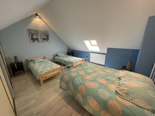 1 Schlafzimmer mit 2 Betten im Dachgeschoss in der Unterkunft Chalet T3 près des pistes, 2 chambres, équipé, navette gratuite - FR-1-787-2 in Laveissière