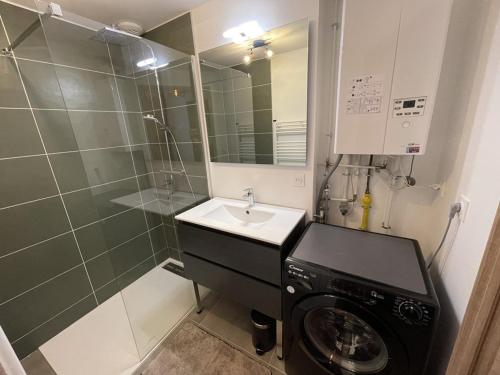 une salle de bain avec une machine à laver et un lavabo dans l'établissement Charmant T3 Neuf avec Balcon, Face Télésiège et Navette Gratuite - FR-1-787-15, à Laveissière