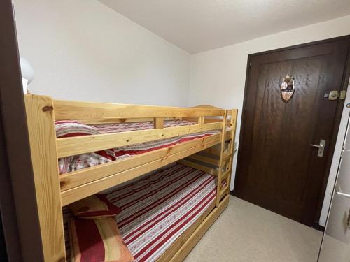 - une chambre avec 2 lits superposés et une porte dans l'établissement T2 cabine avec balcon, près des pistes - FR-1-787-21, à Laveissière
