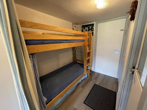 - une chambre avec 2 lits superposés dans une petite maison dans l'établissement Studio confortable avec balcon plein sud, à côté des pistes et commerces - FR-1-787-23, à Laveissière