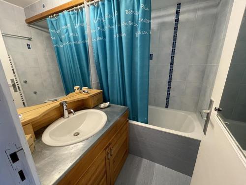 une salle de bain avec un lavabo, une baignoire et une douche dans l'établissement Studio confortable avec balcon plein sud, à côté des pistes et commerces - FR-1-787-23, à Laveissière
