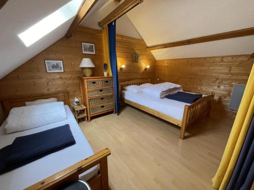 - une chambre avec 2 lits dans une cabane en bois dans l'établissement Studio-cabine-mezzanine exposé sud avec navette gratuite, casier à skis et tout confort - FR-1-787-28, à Laveissière