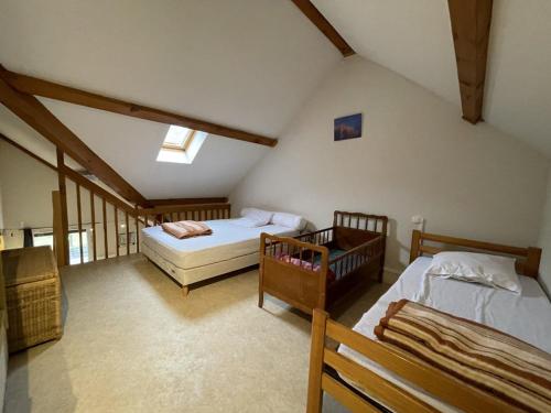une chambre avec deux lits dans un grenier dans l'établissement Studio cosy face aux pistes avec mezzanine et navette gratuite - FR-1-787-39, à Laveissière