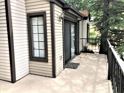 una puerta a una casa con porche en Village Condo condo, en Lake Arrowhead