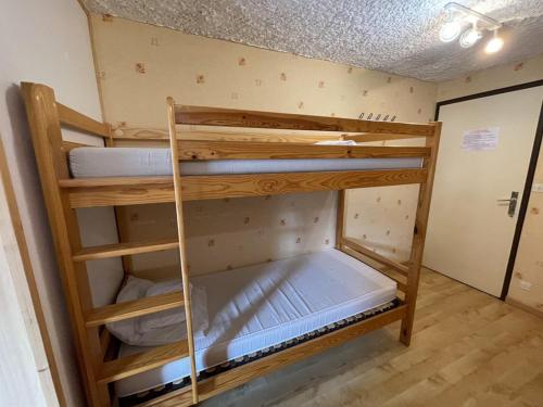 - une chambre avec des lits superposés dans l'établissement Studio 4 pers. avec balcon et casier à skis, au pied des pistes - FR-1-787-45, à Laveissière