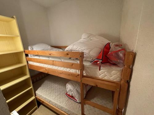 - une petite chambre avec des lits superposés dans l'établissement Charmant studio exposé plein sud face aux pistes, idéal pour 4 pers., animaux bienvenus - FR-1-787-62, à Laveissière