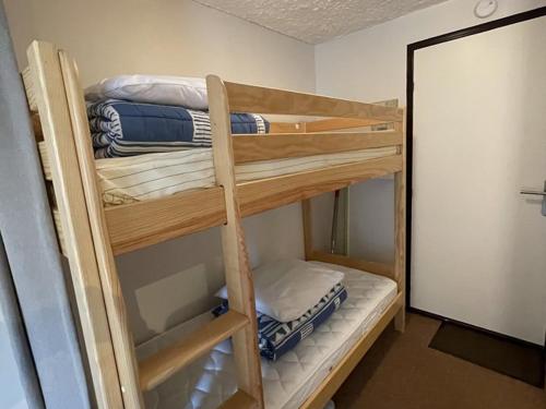 quelques lits superposés dans une chambre dans l'établissement Studio avec balcon au centre station, proche pistes et patinoire - FR-1-787-46, à Laveissière