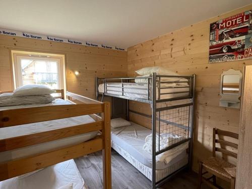 une chambre avec deux lits superposés dans une cabine dans l'établissement **Appartement T3 avec Terrasse, Parking et Proche Pistes** - FR-1-787-48, à Laveissière