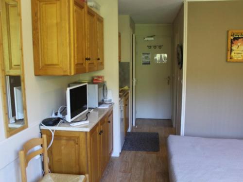 Cette chambre dispose d'un bureau et d'un ordinateur. dans l'établissement Studio cosy 2/3 pers, 200m pistes, wifi, parking, animaux ok - FR-1-787-49, à Laveissière