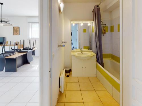 bagno con lavandino e vasca di Appartement de charme avec piscine, terrasse, parking, clim et Wi-Fi – à 10 min des plages - FR-1-785-2 a Frontignan