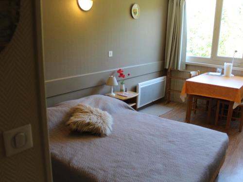 - une chambre dotée d'un lit avec un oreiller en fourrure dans l'établissement Studio cosy 2/3 pers, 200m pistes, wifi, parking, animaux ok - FR-1-787-49, à Laveissière