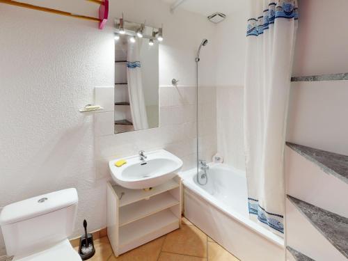 une salle de bain avec un lavabo, des toilettes et une baignoire dans l'établissement Charmante Maison avec Piscine, Tennis et Terrasse Privative - 4 Couchages, 10 min Plage - FR-1-785-4, à Vic-la-Gardiole