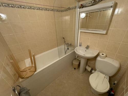 une salle de bain avec un lavabo, des toilettes et une baignoire dans l'établissement Studio 4 pers, centre station avec WiFi, accès direct pistes et commerces - FR-1-787-66, à Laveissière